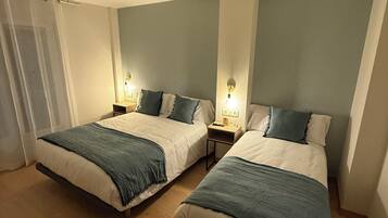 Triple Room, Multiple Beds, Ensuite, City View | Free WiFi, bed sheets