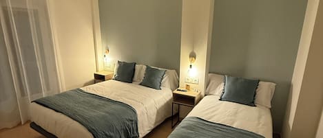 Habitación triple, varias camas, baño privado, vistas a la ciudad | Sistema de insonorización, wifi gratis, ropa de cama