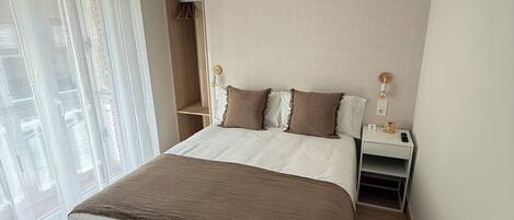 واي فاي مجانًا وملاءات أسرّة