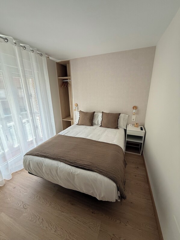 Double Room, 1 Double Bed, Private Bathroom, City View | Free WiFi, bed sheets