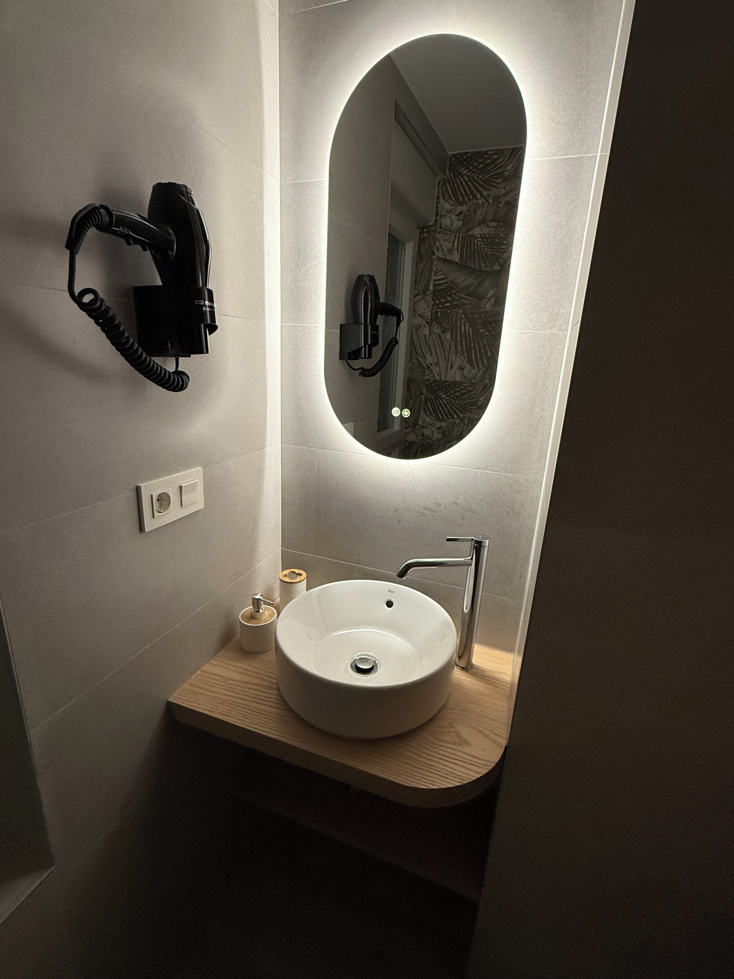 Habitación doble, 1 cama doble, baño privado, vistas a la ciudad | Baño | Toallas, jabón, champú y papel higiénico