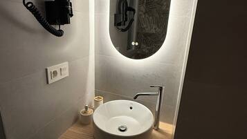 Habitación doble, 1 cama doble, baño privado, vistas a la ciudad | Baño | Toallas, jabón, champú y papel higiénico