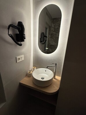 Double Room, 1 Double Bed, Private Bathroom, City View | Bathroom | Towels, soap, shampoo, toilet paper