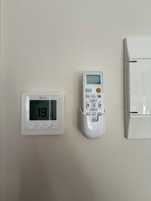 Double Room, 2 Twin Beds, Private Bathroom, City View | Free WiFi, bed sheets