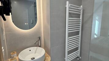 Habitación doble, 1 cama doble, baño privado, vistas a la ciudad | Baño | Toallas, jabón, champú y papel higiénico