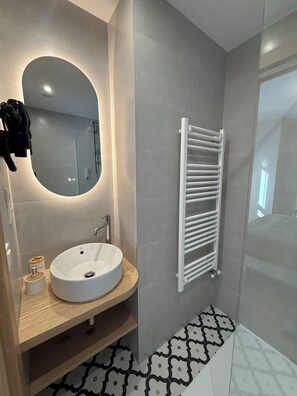 Camera doppia, 1 letto matrimoniale, bagno privato, vista città | Bagno | Asciugamani, sapone, shampoo, carta igienica