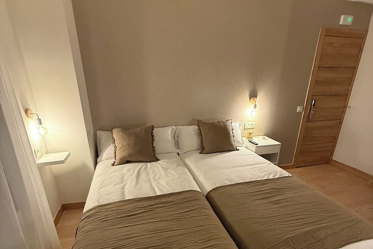 Habitación triple, 3 camas individuales, baño privado | Wifi gratis y ropa de cama