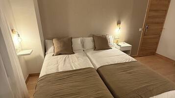 Habitación triple, 3 camas individuales, baño privado | Wifi gratis y ropa de cama