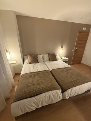 Driepersoonskamer, 3 eenpersoonsbedden, privébadkamer | Gratis wifi, beddengoed