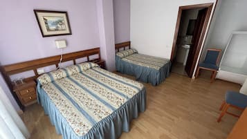 Habitación triple, varias camas, baño en la habitación, vista a la ciudad | Wifi gratis y ropa de cama
