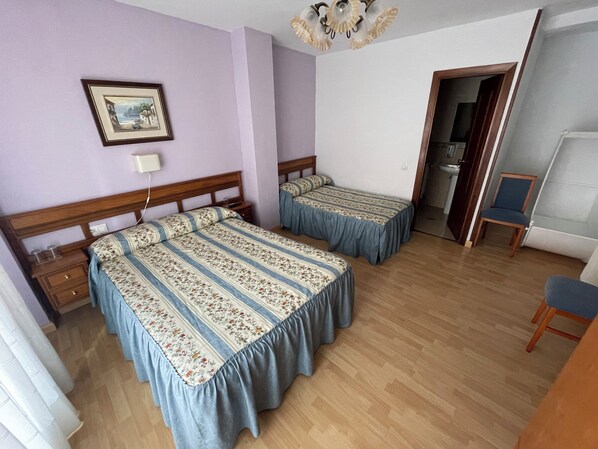 Dreibettzimmer, Mehrere Betten, mit Bad, Stadtblick