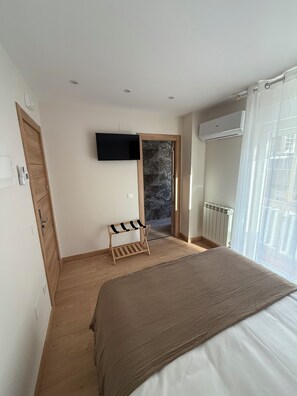 Kamar Double, 1 Tempat Tidur Double, kamar mandi pribadi, pemandangan kota | Kedap suara, Wi-Fi gratis, dan seprai linen