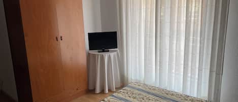 Dreibettzimmer, Mehrere Betten, mit Bad, Stadtblick | Kostenloses WLAN, Bettwäsche