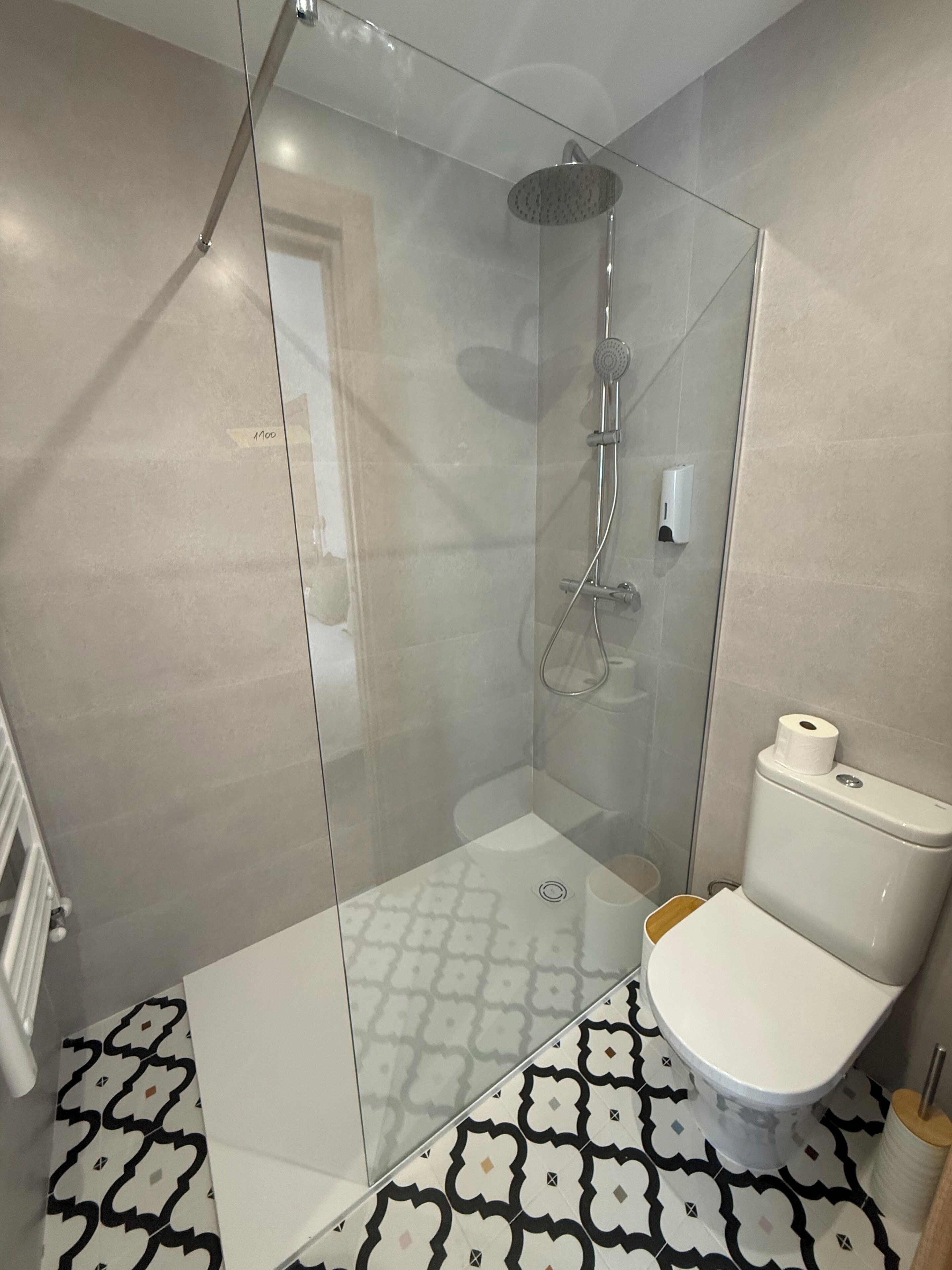 Habitació doble, 1 llit doble, bany privat, vistes a la ciutat | Bany | Tovalloles, sabó, xampú i paper higiènic 