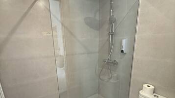 Habitació doble, 1 llit doble, bany privat, vistes a la ciutat | Bany | Tovalloles, sabó, xampú i paper higiènic