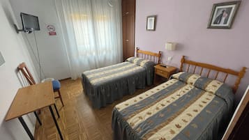 Habitación doble, 2 camas individuales, baño compartido, vista a la ciudad | Wifi gratis y ropa de cama