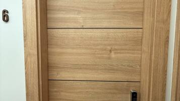 Habitació doble, 2 llits individuals, bany privat, vistes a la ciutat | Wifi gratuïta i roba de llit