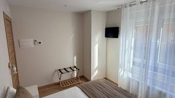 Habitación doble, 1 cama doble, baño privado, vistas a la ciudad | Wifi gratis y ropa de cama