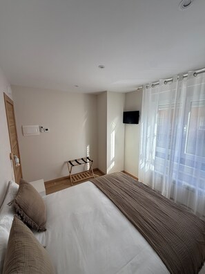 Camera doppia, 1 letto matrimoniale, bagno privato, vista città | Wi-Fi gratuito, lenzuola