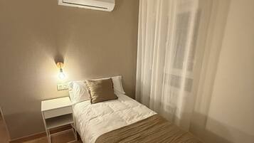 Habitación triple, 3 camas individuales, baño privado | Wifi gratis y ropa de cama