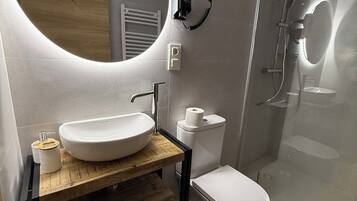 Phòng 3, 3 giường đơn, phòng tắm riêng | Phòng tắm | Khăn tắm, xà phòng, dầu gội, giấy vệ sinh