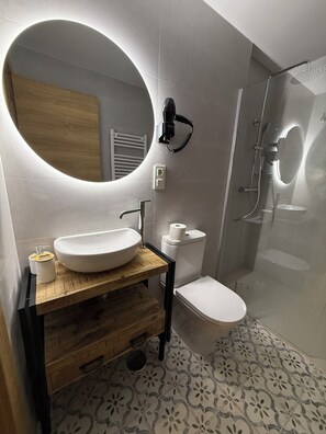 Driepersoonskamer, 3 eenpersoonsbedden, privébadkamer | Badkamer | Handdoeken, zeep, shampoo, toiletpapier