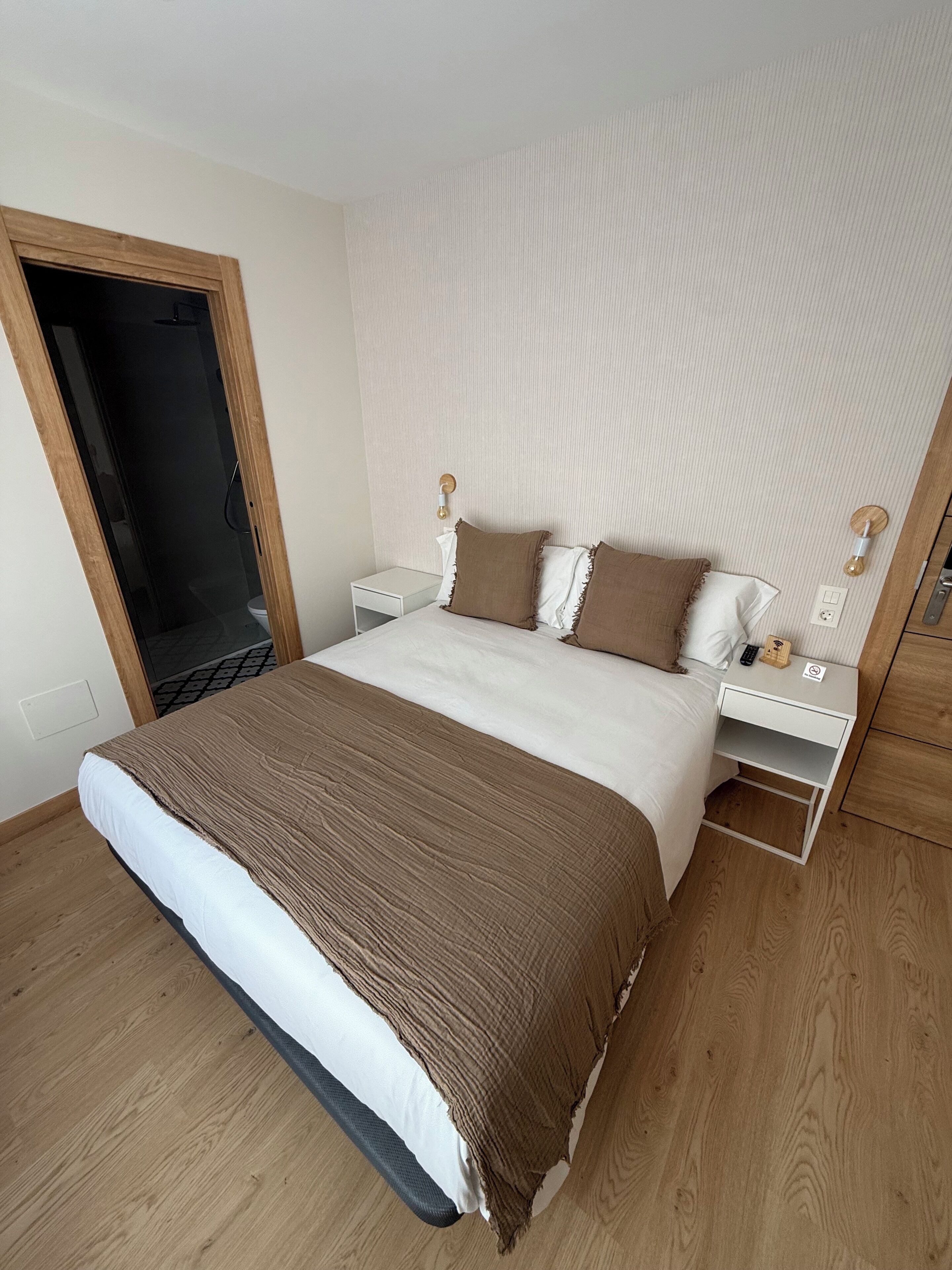 غرفة مزدوجة - سرير مزدوج - بحمام مشترك - منظر للمدينة | واي فاي مجانًا وملاءات أسرّة