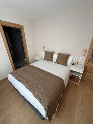 Tweepersoonskamer, 1 tweepersoonsbed, privébadkamer, uitzicht op stad | Gratis wifi, beddengoed