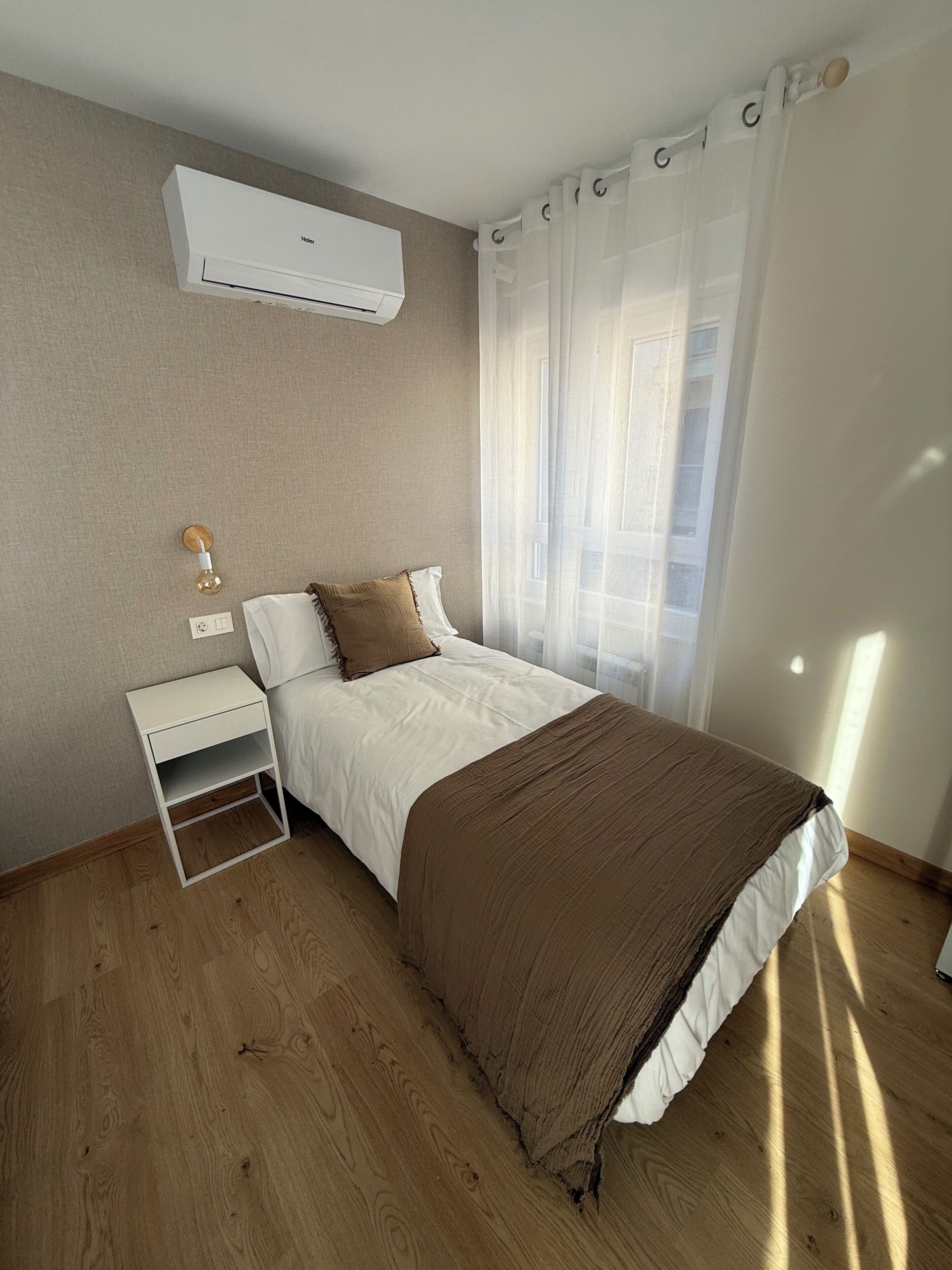 Driepersoonskamer, 3 eenpersoonsbedden, privébadkamer | Geluiddichte muren, gratis wifi, beddengoed