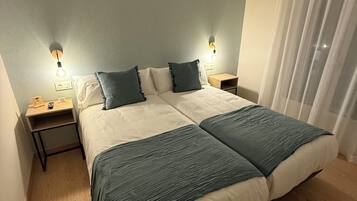 Habitación doble, 2 camas individuales, baño privado, vistas a la ciudad | Wifi gratis y ropa de cama