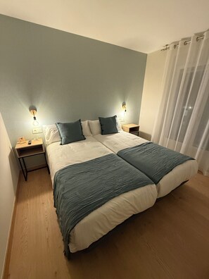 Camera doppia, 2 letti singoli, bagno privato, vista città | Wi-Fi gratuito, lenzuola