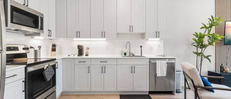 Refrigerador, microondas, horno y parrilla de estufa