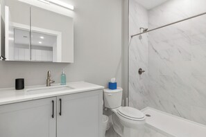 Toallas, jabón, shampoo, papel higiénico
