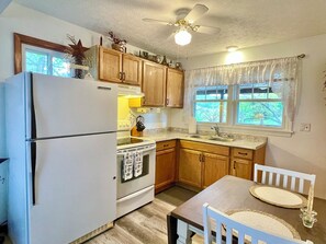 Fridge, microwave, oven, stovetop - Cozy Cottage 2 bedroom house one and half bathrooms Cumberland, Md with AC, WiFi (Cumberland)