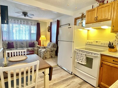 Cozy Cottage 2 bedroom house one and half bathrooms Cumberland, Md with AC, WiFi