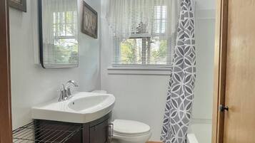 Secador de pelo, toallas, jabón, papel higiénico