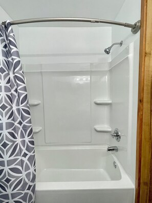 Secadora de cabello, toallas, jabón, papel de baño 