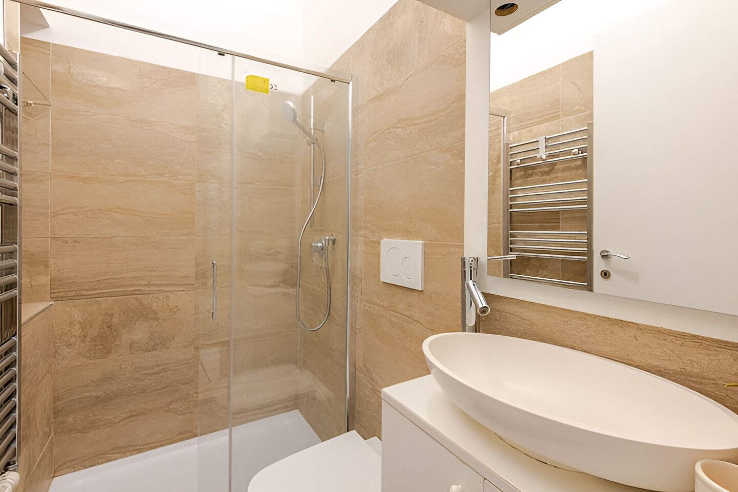 Sèche-cheveux, serviettes fournies, savon, shampoing