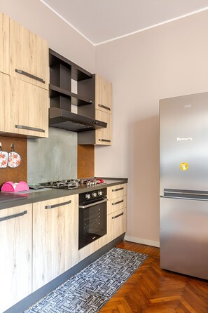 Réfrigérateur, micro-ondes, four, plaque de cuisson