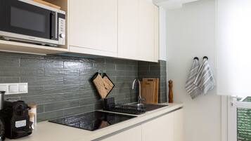 Apartamento família, vista para a cidade | Cozinha privada | Máquina de café expresso, cafeteira/chaleira, chaleira elétrica