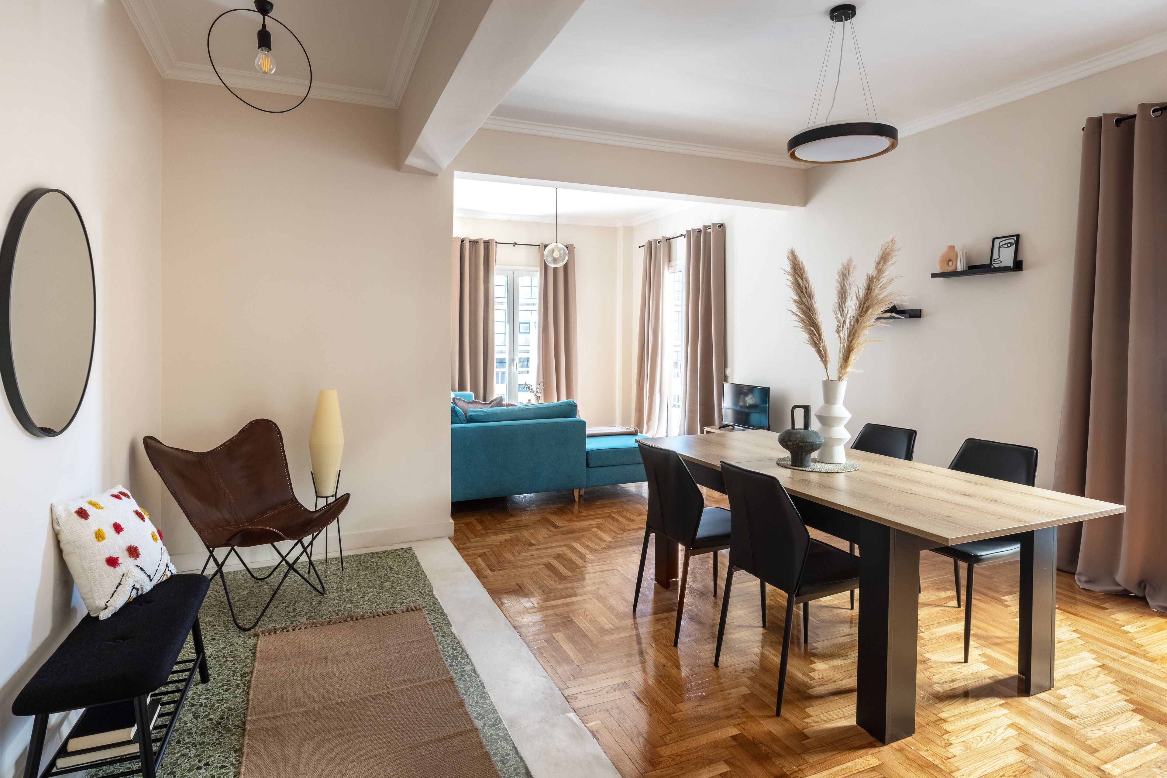 Apartamento família, vista para a cidade | Área de estar | Smart TV 40 polegadas com canais a cabo, Netflix, serviços de streaming