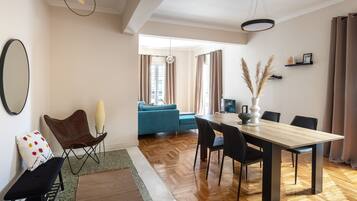 Apartamento família, vista para a cidade | Área de estar | Smart TV 40 polegadas com canais a cabo, Netflix, serviços de streaming