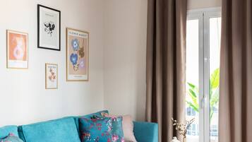 Apartamento família, vista para a cidade | Área de estar | Smart TV 40 polegadas com canais a cabo, Netflix, serviços de streaming