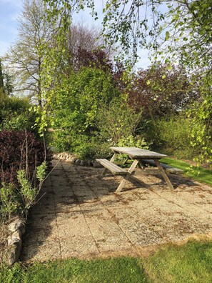 Outdoor dining - LARGE COUNTRY HOUSE (Ménéac)