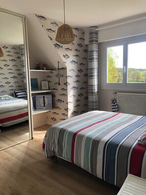 4 bedrooms, desk, iron/ironing board, free WiFi - LARGE COUNTRY HOUSE (Ménéac)
