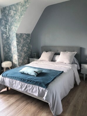 4 bedrooms, desk, iron/ironing board, free WiFi