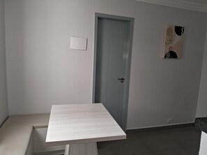 Apartment, Stadtblick | Wohnbereich