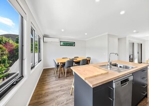 Een koelkast, een microgolfoven, een oven, een vaatwasser