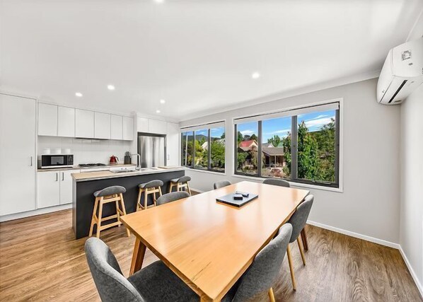 ثلاجة، ميكروويف، فرن، غسالة أطباق