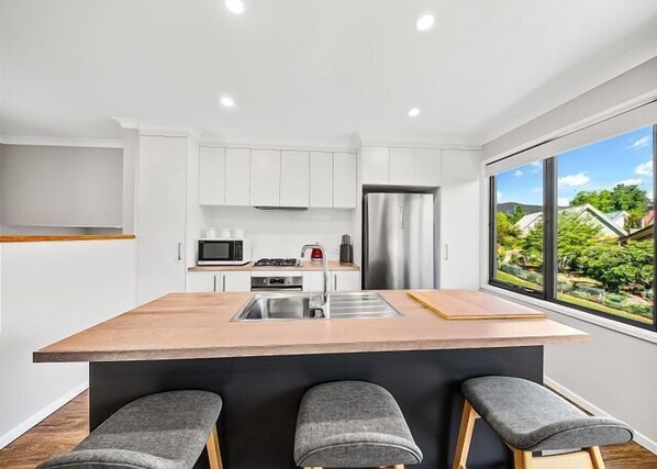 Fridge, microwave, oven, dishwasher - Alpine Apartment Two (Bright)